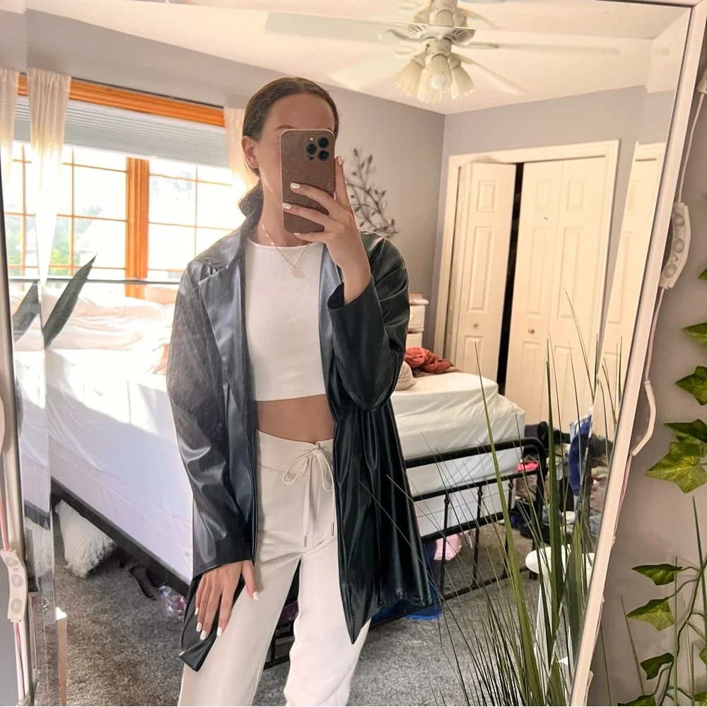 leather jacket - Picture 2 of 4